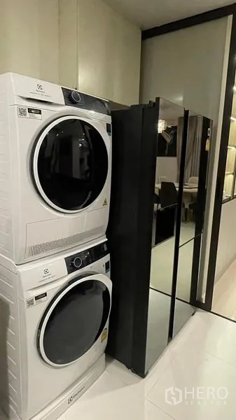 Detached House for rent in Bang Phli, Samut Prakan - Laundry corner with stacked washer dryer and tall refrigerator