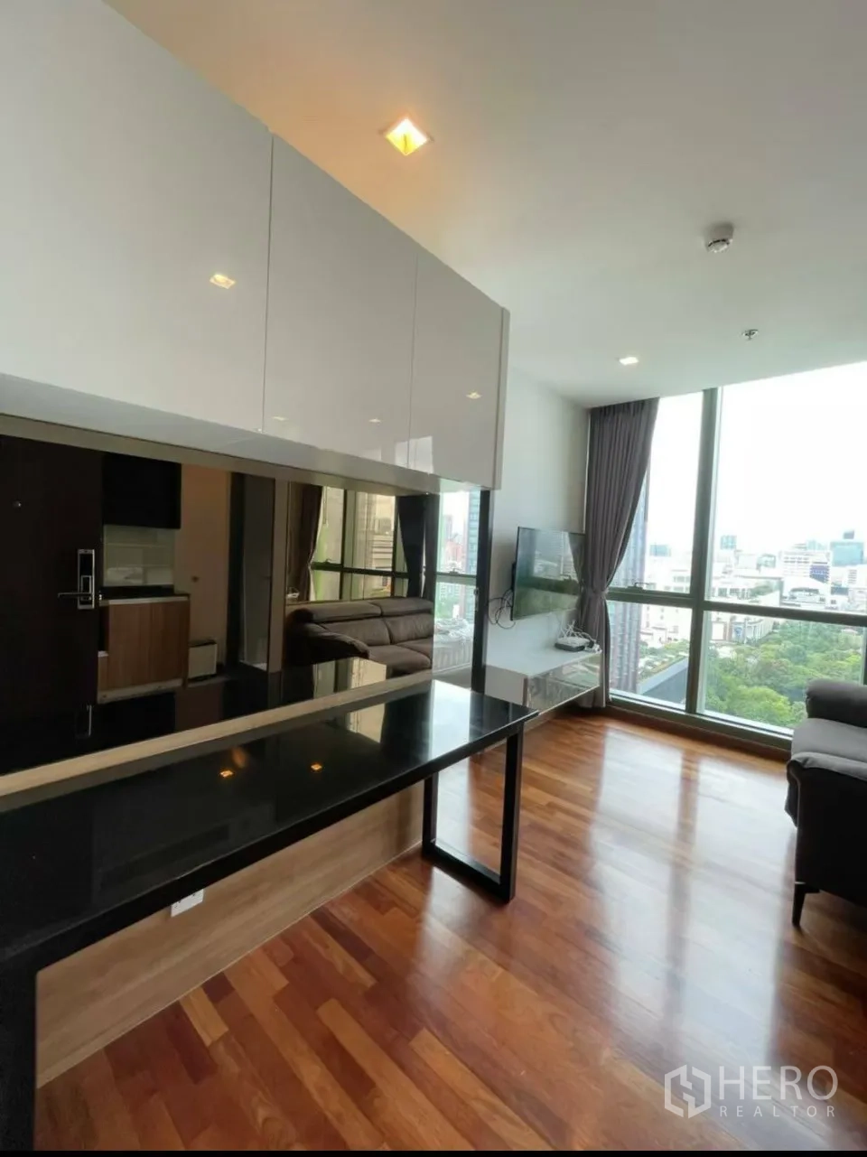 คอนโด for rent in Ratchathewi, Bangkok - พื้นที่นั่งเล่นสว่างพร้อมเคาน์เตอร์ยาวและหน้าต่างกระจกเต็มบาน