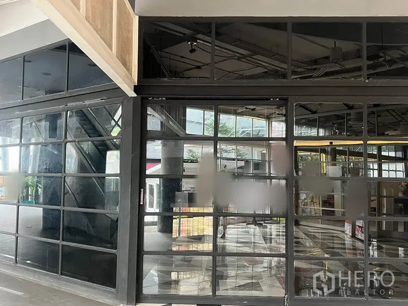 พื้นที่ขายปลีก ให้เช่าในKhlong Toei, Bangkok - พื้นที่ค้าปลีกหน้าร้านกระจกกรอบเหล็กสะท้อนแสง ย่านพระโขนง