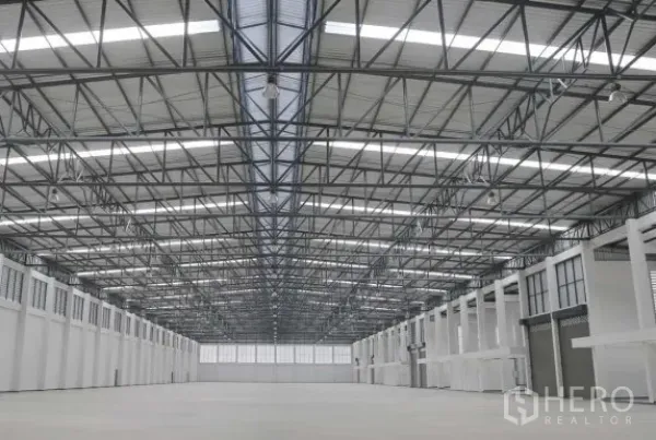 工厂 出租在Phra Nakhon Si Ayutthaya - 工厂内部空间宽敞，9米高钢桁架屋顶与天窗，通风窗与平整地面。