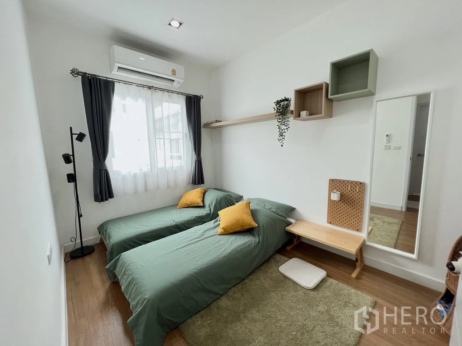 独立式住宅 出租或出售在Khlong Luang, Pathum Thani - 明亮双床卧室，窗户配窗帘