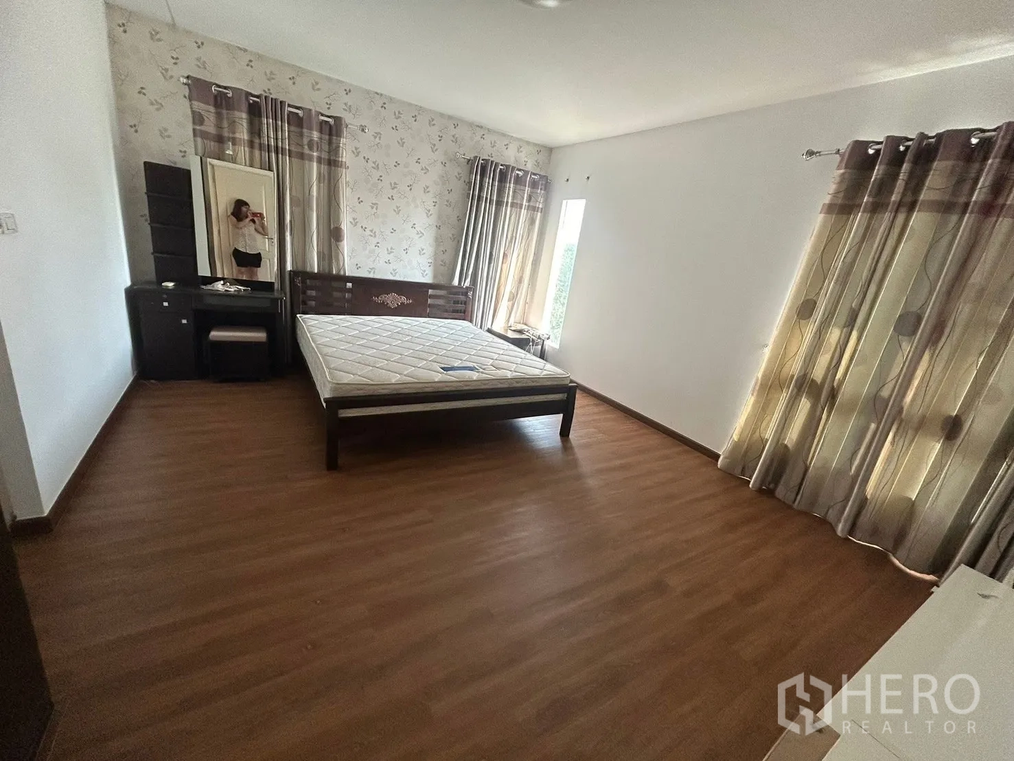 独栋房屋 for rent in Bang Na, Bangkok - 宽敞卧室，木地板、床架、梳妆台与大窗户。