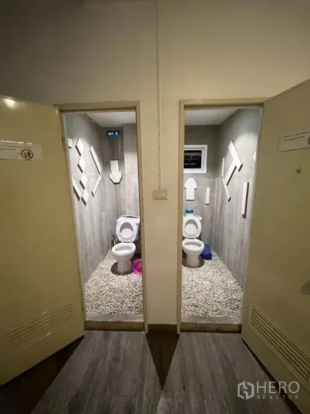 อาคารพาณิชย์ ให้เช่าหรือขายในWatthana, Bangkok - ห้องส้วมแยกสองห้องโทนสีเทา พื้นโรยหินกรวด