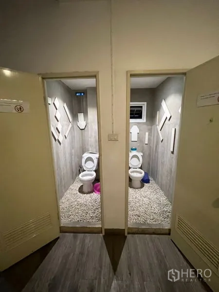 อาคารพาณิชย์ ให้เช่าหรือขายในWatthana, Bangkok - ห้องส้วมแยกสองห้องโทนสีเทา พื้นโรยหินกรวด