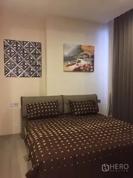 公寓 出租在Watthana, Bangkok - 温馨卧室，双人床、墙面装饰与遮光窗帘。