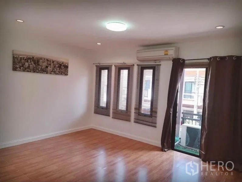 Townhouse for rent in Suan Luang, Bangkok - Spacious multipurpose room with three narrow windows, AC and balcony door