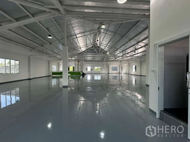 คลังสินค้า ให้เช่าในMueang Samut Prakan, Samut Prakan - พื้นที่ผลิตกว้างใต้หลังคาเมทัลชีท พร้อมประตูทางเข้า
