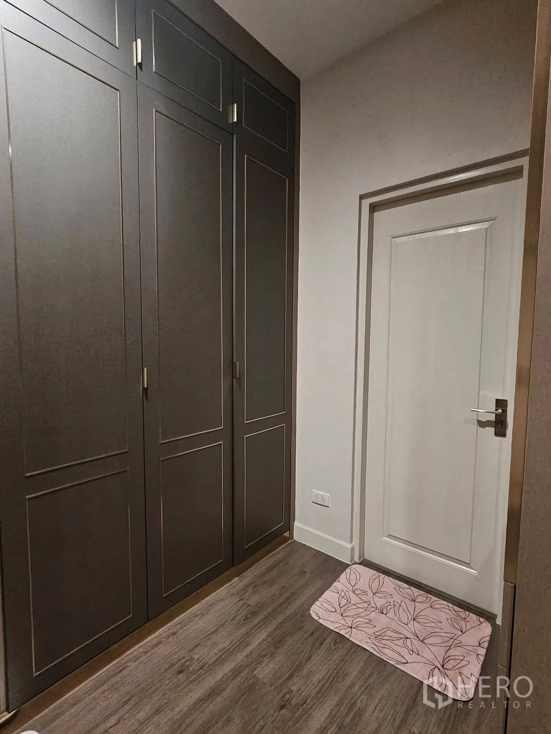 บ้านเดี่ยว for rent in Saphan Sung, Bangkok - ตู้เสื้อผ้าบิลท์อินบานทึบเรียงยาวตลอดผนัง.