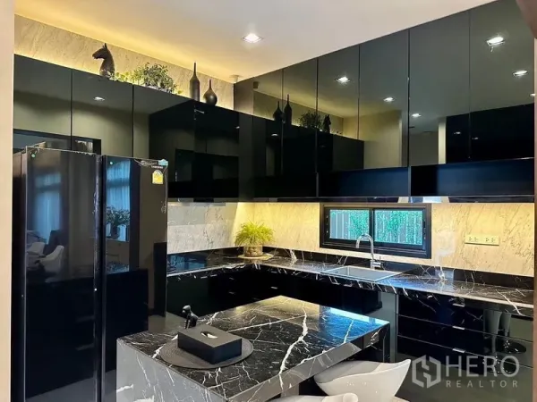 独立式住宅 出租 - 现代黑色大理石厨房，亮面橱柜与岛台，带窗户，位于邦普里独栋别墅。