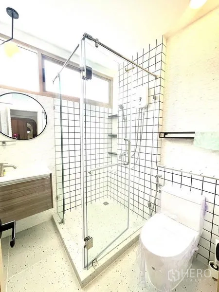 ทาวน์เฮาส์ ให้เช่าในKhlong Toei, Bangkok - ห้องน้ำพร้อมตู้อาบน้ำกระจก กระเบื้องผนังลายตาราง และโถสุขภัณฑ์