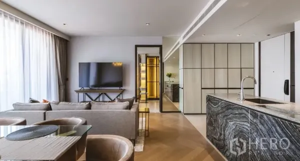 คอนโด ให้เช่าในWatthana, Bangkok - ห้องนั่งเล่นแบบเปิดโล่ง พร้อมไอส์แลนด์ครัวหินอ่อน ทีวี และผ้าม่านสูงจรดเพดาน