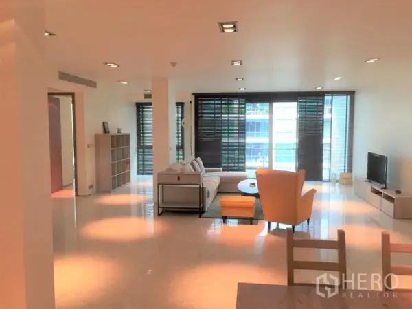 คอนโด ให้เช่าในKhlong Toei, Bangkok - ห้องนั่งเล่นสว่าง โปร่งด้วยหน้าต่างสูงจรดเพดาน ม่านบังแสง และชั้นวางทีวี