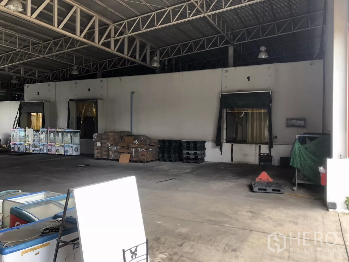 Factory for rent in Mueang Samut Prakan, Samut Prakan - Rear service yard and boundary wall behind the factory building