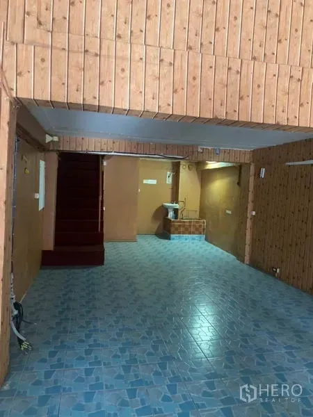 อาคารพาณิชย์ ให้เช่าในWatthana, Bangkok - ด้านหลังร้านมีอ่างล้างมือ ผนังกรุไม้ และทางขึ้นบันได