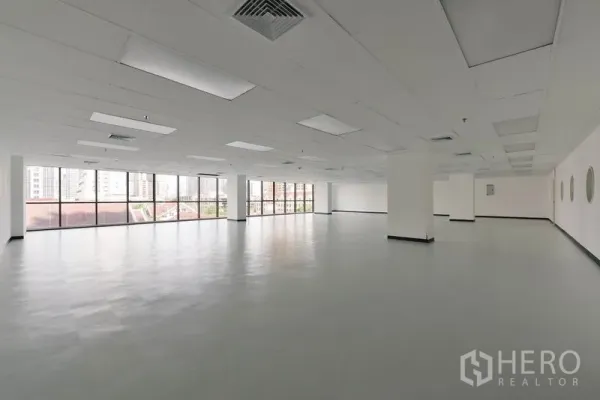 办公空间 出租在Pathum Wan, Bangkok - 明亮的500平米办公室，中央空调与转角落地窗。