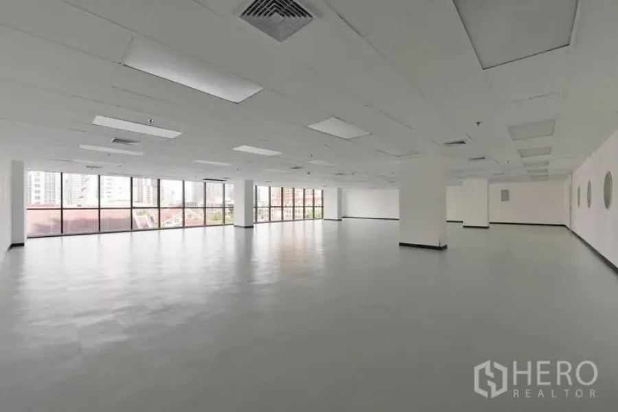 สำนักงาน ให้เช่าในPathum Wan, Bangkok - พื้นที่สำนักงาน 500 ตร.ม. สว่าง โปร่ง แอร์ฝังฝ้า และกระจกเข้ามุม