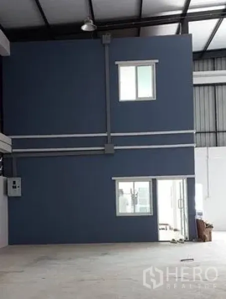 货栈 出租在Lam Luk Ka, Pathum Thani - 仓库内的两层办公室，带窗户与入口