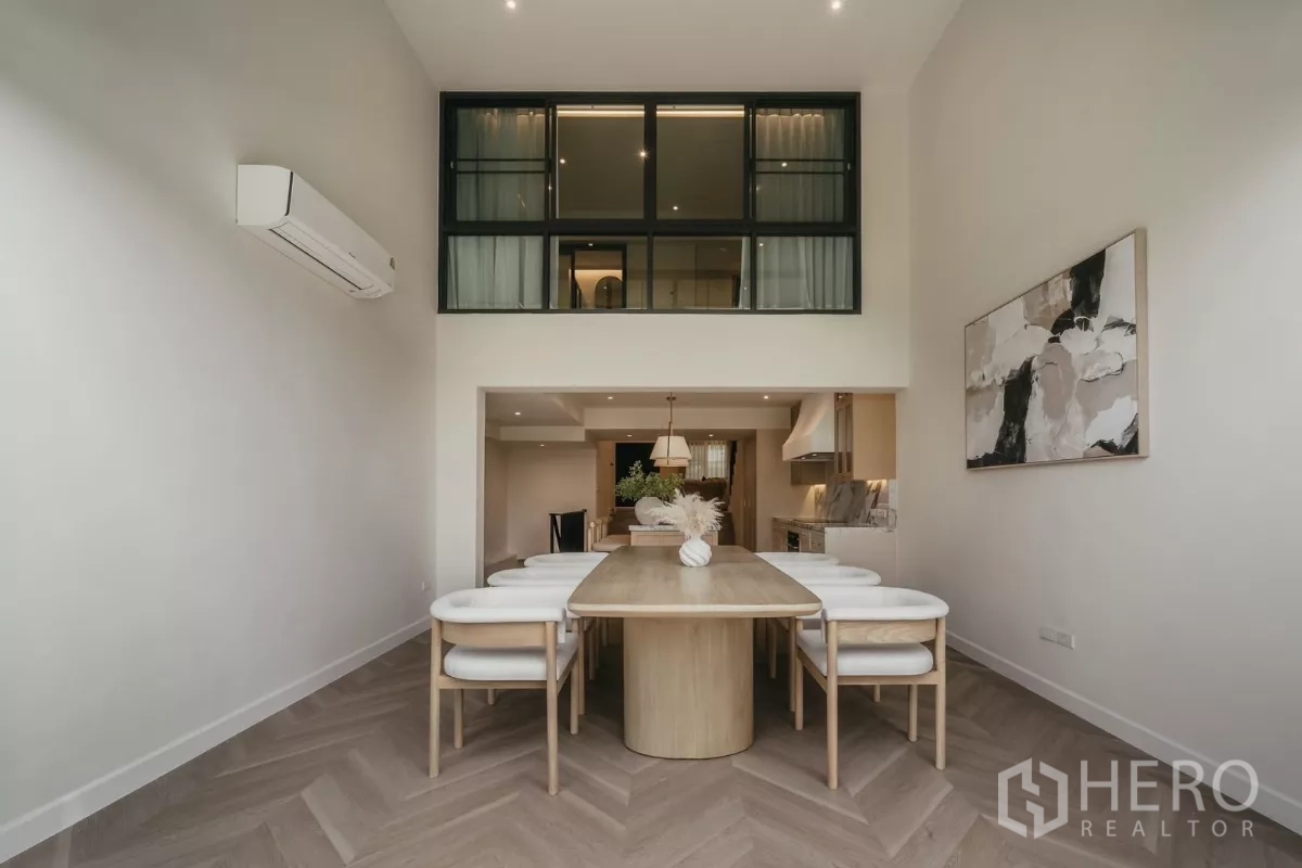 联排别墅 出租在Watthana, Bangkok - 正式餐厅，超高挑空与上方玻璃墙。