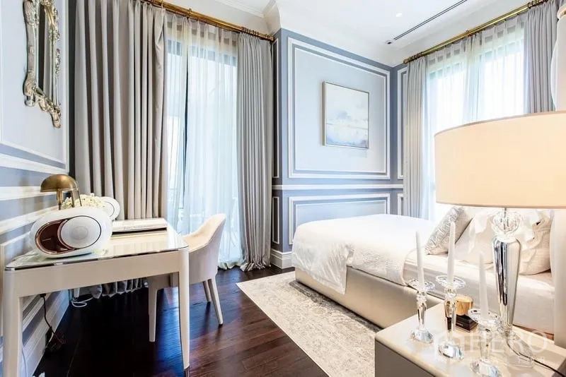 Condominium for sale in Pathum Wan, Bangkok - Another angle of the bedroom showing work desk, curtains and wood flooring.