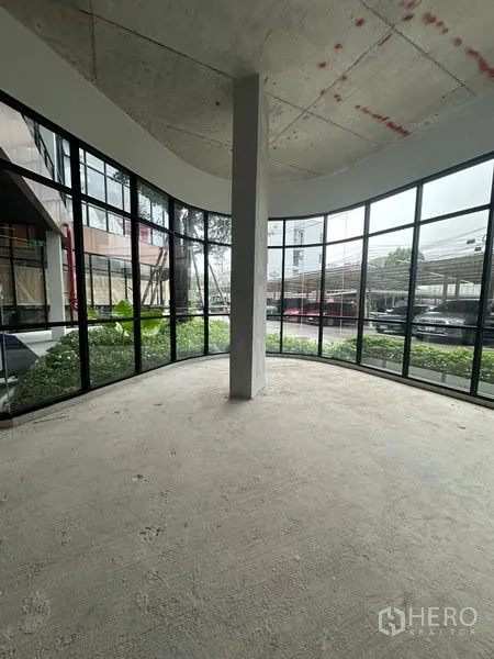 零售空间 出租在Bang Na, Bangkok - 邦纳转角商铺毛坯，落地玻璃环绕，可见街景。