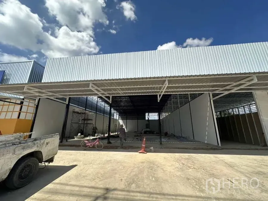 คลังสินค้า ให้เช่าในLam Luk Ka, Pathum Thani - ด้านหน้าโกดังโครงเหล็กใหม่ พร้อมกันสาดโลหะและลานคอนกรีตกว้าง