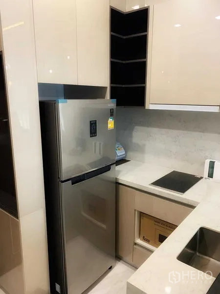 คอนโด ให้เช่าหรือขายในWatthana, Bangkok - ครัวขนาดกะทัดรัด ตู้บิลท์อิน ตู้เย็นสแตนเลส และเตาไฟฟ้า