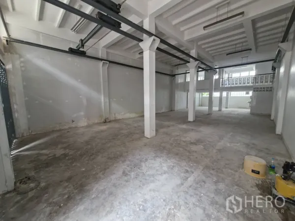 อาคารพาณิชย์ ให้เช่าในYan Nawa, Bangkok - โถงชั้นล่างโล่ง พื้นคอนกรีต เสาและเพดานสูง เหมาะทำร้านหรือโกดัง