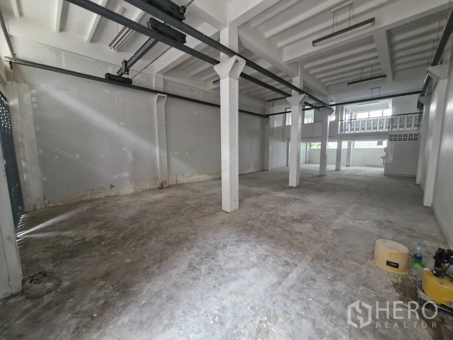 อาคารพาณิชย์ ให้เช่าในYan Nawa, Bangkok - โถงชั้นล่างโล่ง พื้นคอนกรีต เสาและเพดานสูง เหมาะทำร้านหรือโกดัง