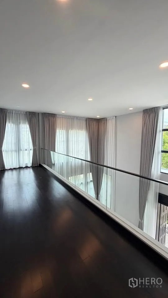 Detached House for rent in Bang Phli, Samut Prakan - Upstairs mezzanine with glass balustrade overlooking the living area.