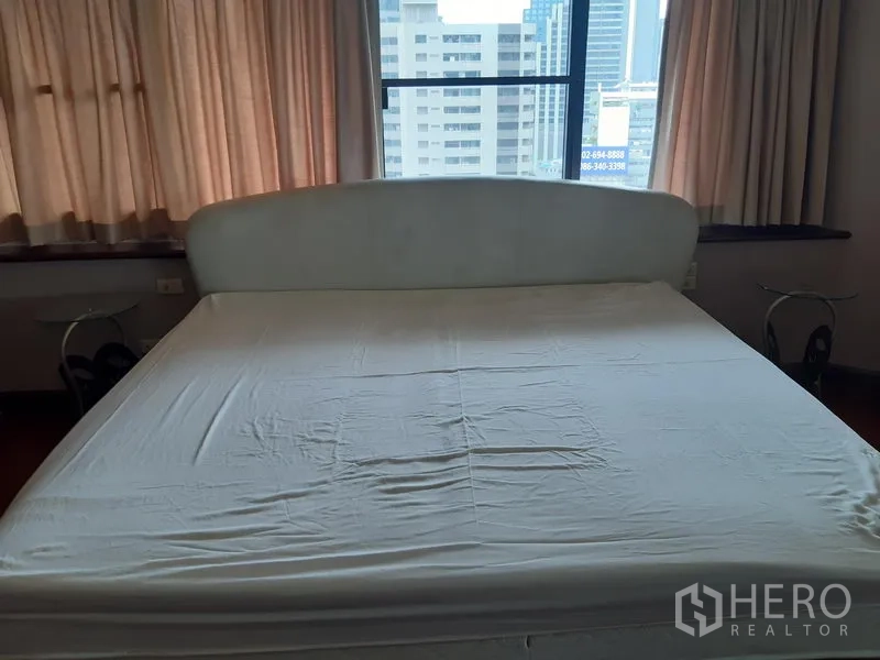 คอนโด ให้เช่าในKhlong Toei, Bangkok - ห้องนอนหลักเตียงคิงส์ไซส์ หน้าต่างริมผ้าม่าน มองเห็นวิวเส้นขอบฟ้า