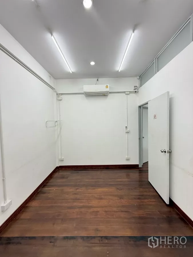 อาคารพาณิชย์ ให้เช่าในKhlong Toei, Bangkok - ห้องทำงานติดแอร์ พื้นไม้ ผนังสีขาว พร้อมให้ตกแต่ง