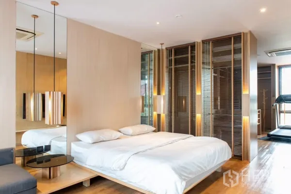 ทาวน์เฮาส์ ให้เช่าในLat Phrao, Bangkok - ห้องนอนมาสเตอร์กว้าง เตียงแพลตฟอร์ม ผนังกระจกและงานไม้