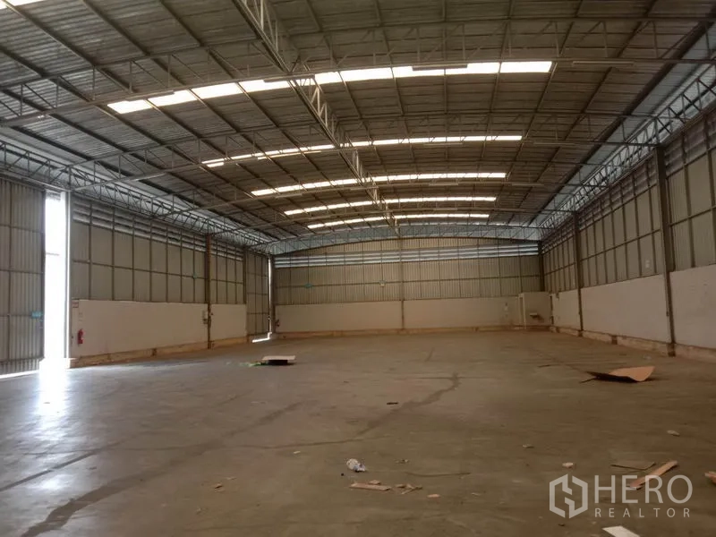 货栈 出租在Lat Krabang, Bangkok - 仓库侧向视角，开放的卷帘大门与宽阔作业区。