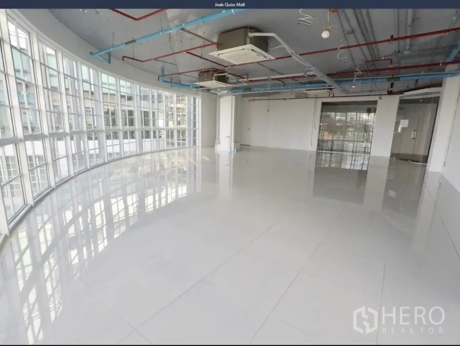 สำนักงาน ให้เช่าในKhlong Toei, Bangkok - สำนักงานแบบโอเพ่นพร้อมผนังกระจกโค้งเต็มความสูง พื้นกระเบื้องเงา และฝ้าเพดานโชว์งานระบบ