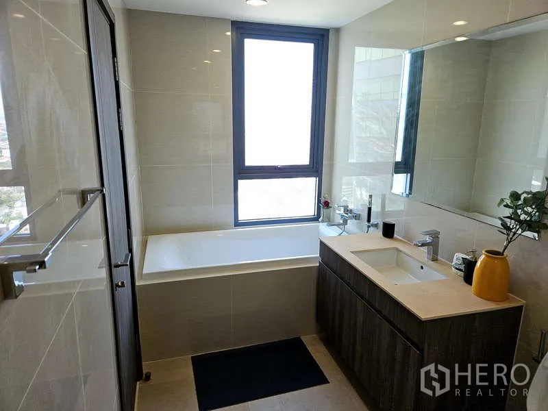 คอนโด ให้เช่าในBang Na, Bangkok - ห้องน้ำหลักมีอ่างอาบน้ำริมหน้าต่างและเคาน์เตอร์อ่างล้างหน้า