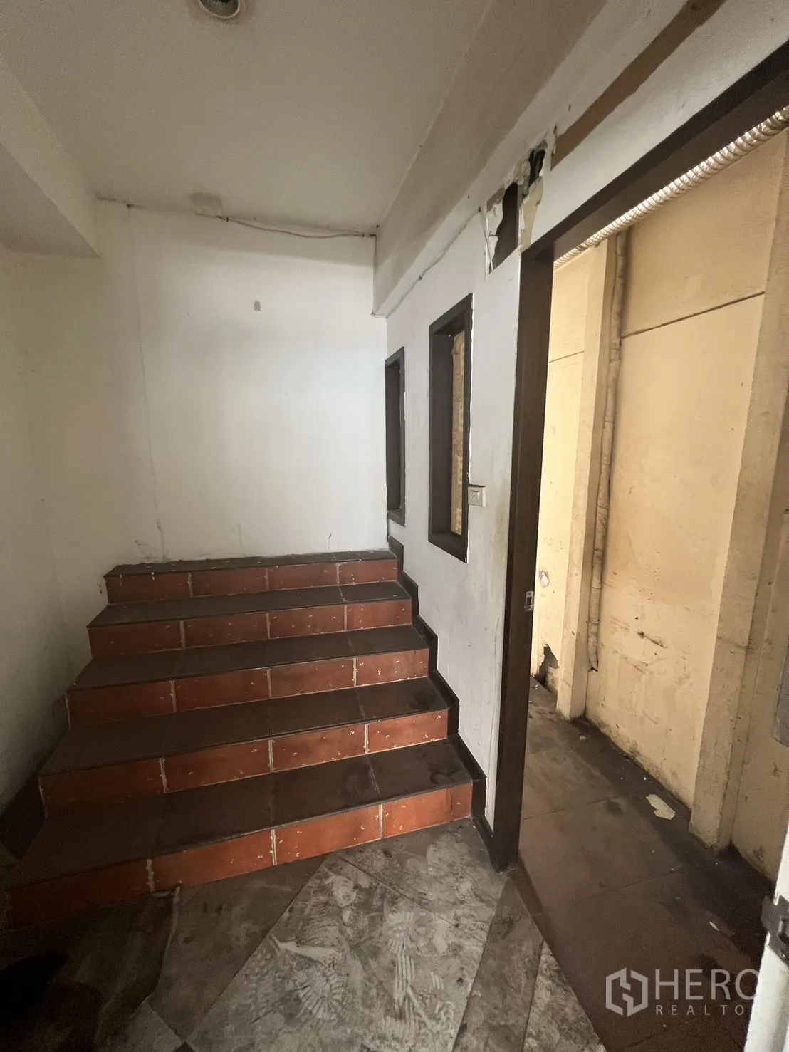 อาคารพาณิชย์ ให้เช่าในKhlong Toei, Bangkok - โถงเล็กภายในอาคารพร้อมขั้นบันไดสั้น เชื่อมไปยังห้องบริการและโถงทางเดิน