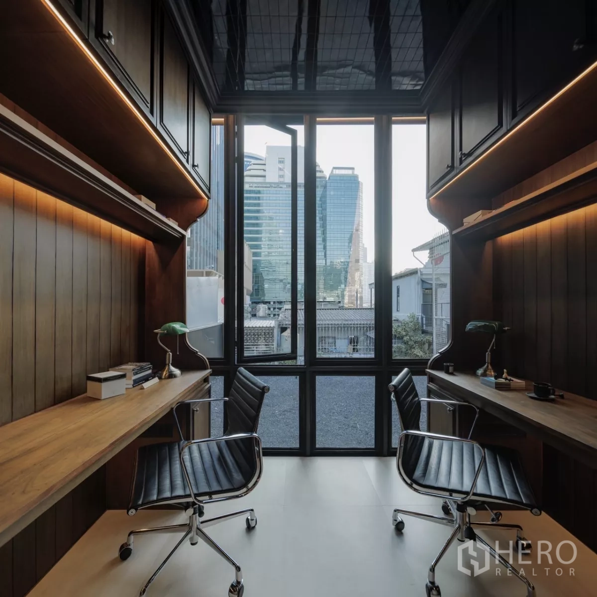 办公空间 出租在Bang Rak, Bangkok - 双工位面对落地窗，远眺曼谷天际线