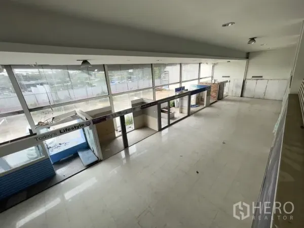 货栈 出租在Prawet, Bangkok - 夹层俯瞰一层，整面落地窗