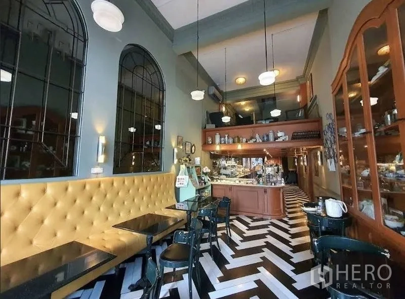 อาคารพาณิชย์ ให้เช่าในKhlong Toei, Bangkok - ภายในคาเฟ่เพดานสูง เบาะยาวบุนวมและเคาน์เตอร์บริการ