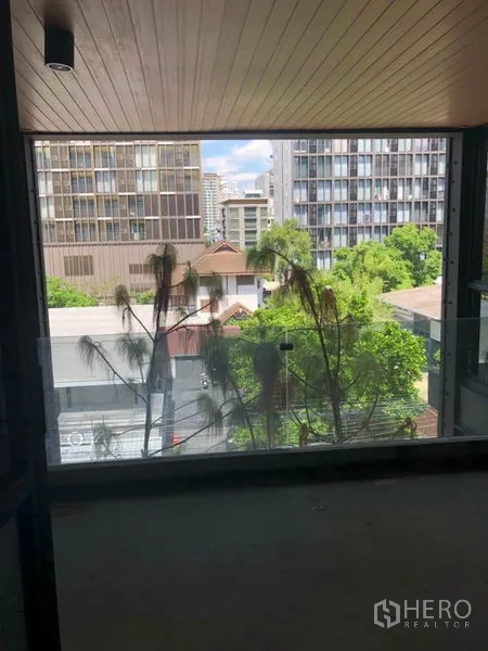 零售空间 出租在Khlong Toei, Bangkok - 遮蔽式露台，面向绿树和中高层建筑，近Phrom Phong。