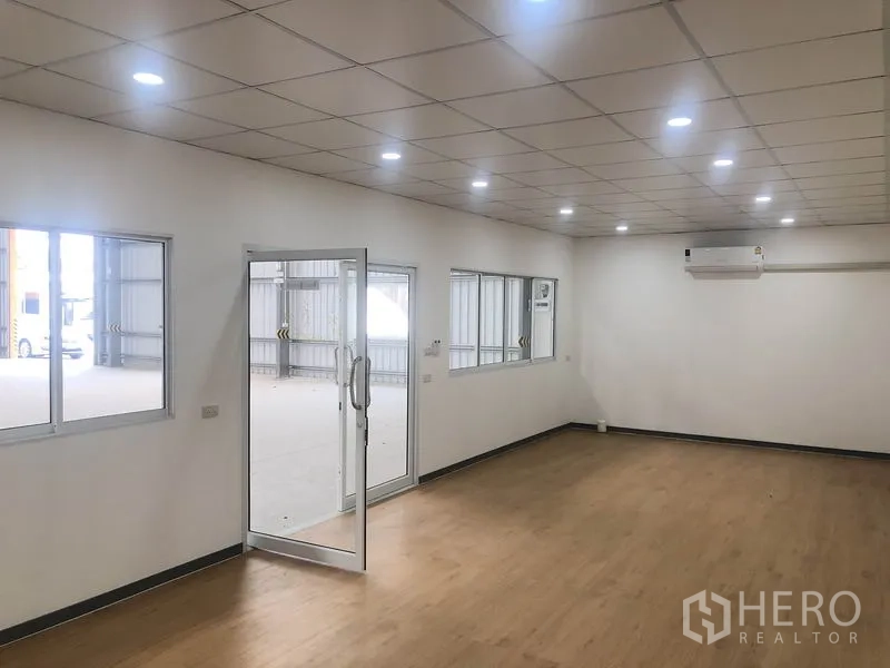 คลังสินค้า ให้เช่าในBang Yai, Nonthaburi - ห้องออฟฟิศติดแอร์ ไฟดาวน์ไลท์ ประตูกระจก และหน้าต่างมองออกสู่โกดัง