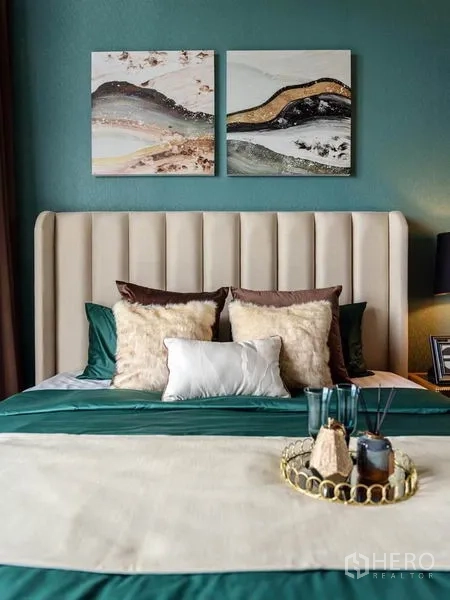 公寓 出租或出售在Bang Rak, Bangkok - 舒适卧室，软包床头、墨绿床品与墙面装饰画。