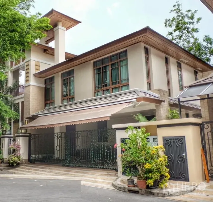 บ้าน ให้เช่าในWatthana, Bangkok - ภายนอกบ้านเดี่ยวสองชั้นสไตล์โมเดิร์น มีกันสาดและประตูรั้วพร้อมที่จอดรถ