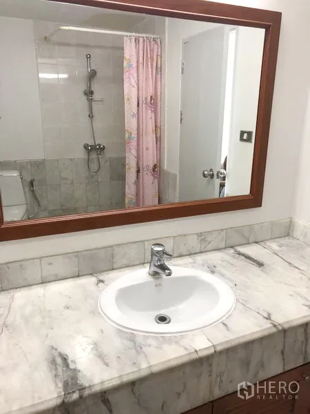 คอนโด ให้เช่าหรือขายในWatthana, Bangkok - ห้องน้ำรอง พร้อมเคาน์เตอร์หินอ่อน อ่างล้างหน้า กระจก และฝักบัว