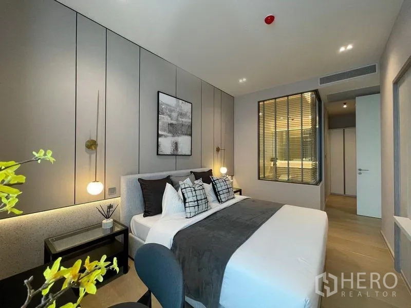 公寓 出租在Watthana, Bangkok - 现代卧室设大床、吊灯与通向套卫的玻璃窗。