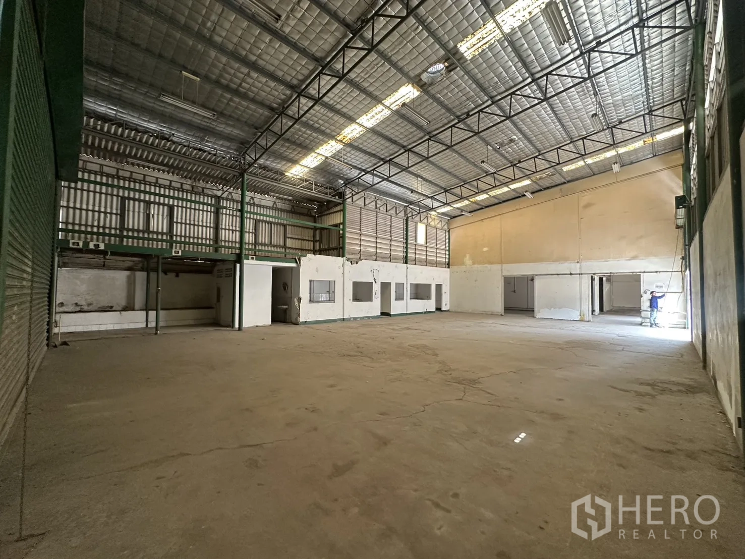 Warehouse for rent in Suan Luang, Bangkok - Spacious warehouse interior with a high steel-truss roof and open clear-span floor.