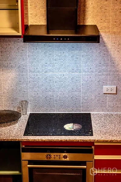 联排别墅 出租在Khlong Toei, Bangkok - 厨房特写，花岗岩台面、电磁炉、烤箱及油烟机