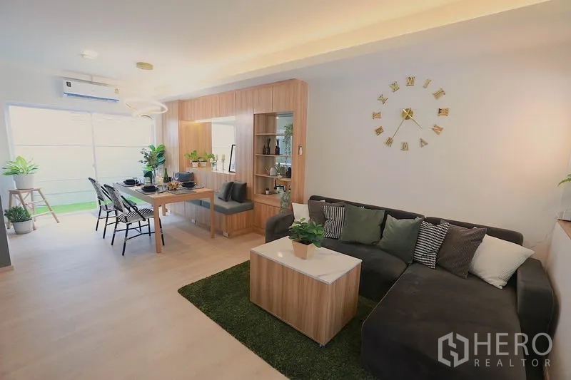 ทาวน์เฮาส์ ให้เช่าในPrawet, Bangkok - ภาพรวมโซนนั่งเล่น–ทานอาหาร เพดานซ่อนไฟและวิวสวน