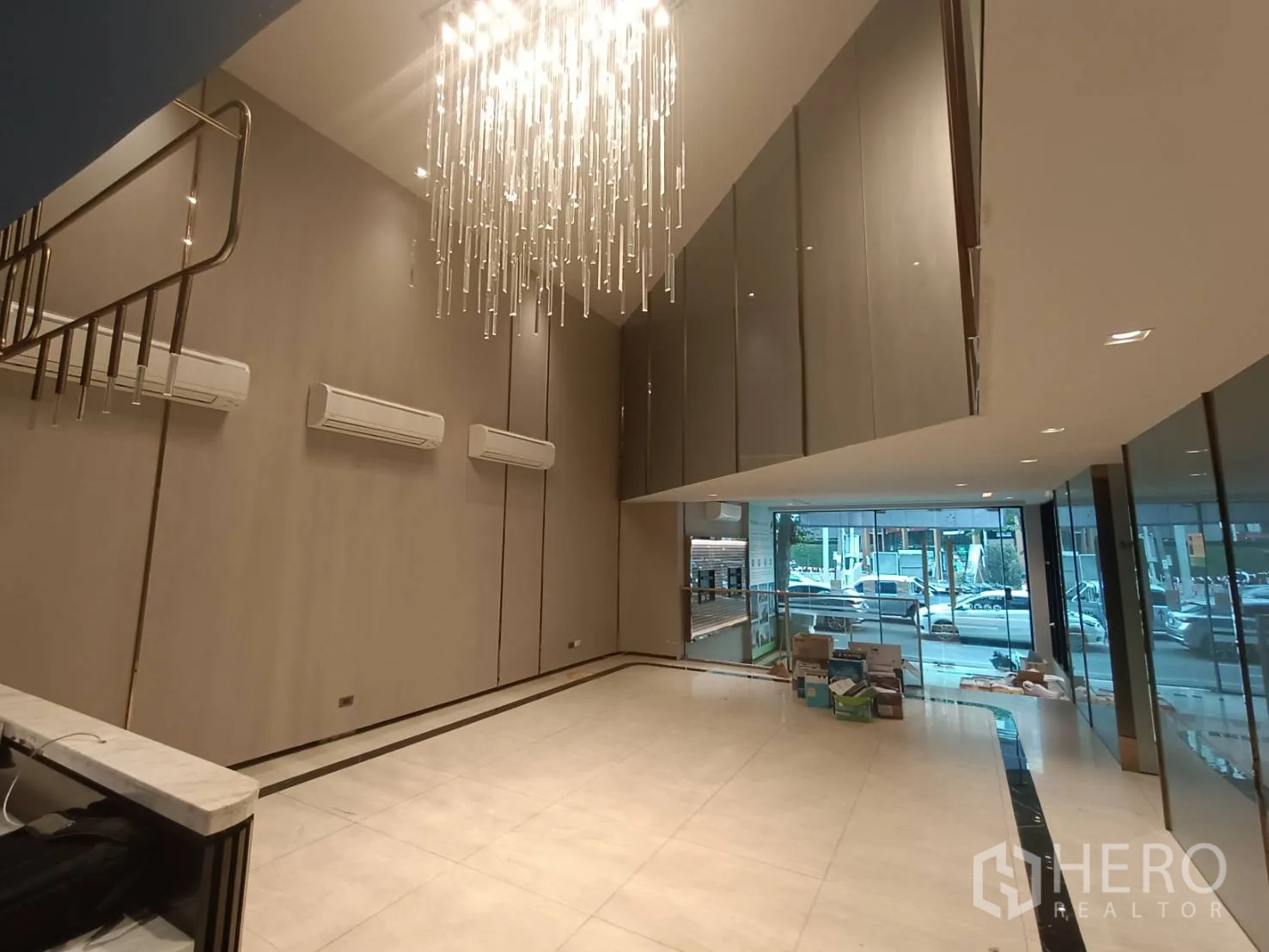 สำนักงานที่บ้าน ให้เช่าหรือขายในPhra Khanong, Bangkok - โถงต้อนรับเพดานสูงพร้อมโคมระย้า พื้นกระเบื้อง และกระจกเต็มบาน