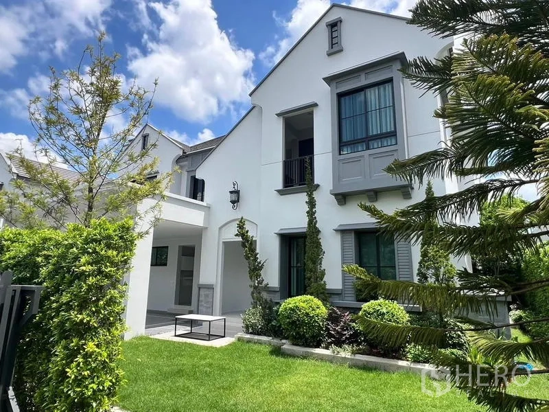 บ้าน ให้เช่าหรือขายในSaphan Sung, Bangkok - มุมด้านข้างของบ้านเดี่ยว พร้อมสวนจัดแต่งและสนามหญ้าเขียว